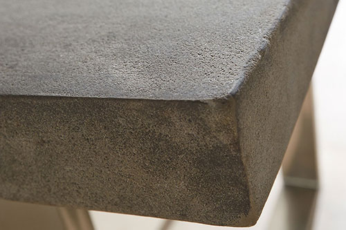 Raue Tischecke in Betonoptik